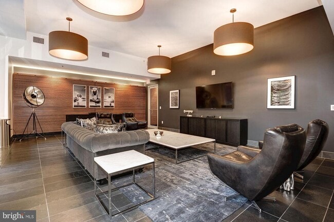 Salón - 1000 New Jersey Ave SE Unidad 716