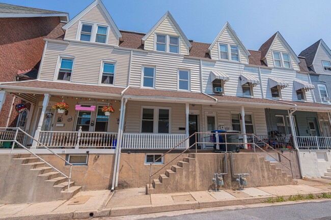 Building Photo - UPDATED FOUR BEDROOM/1.5 BATH TOWNHOME