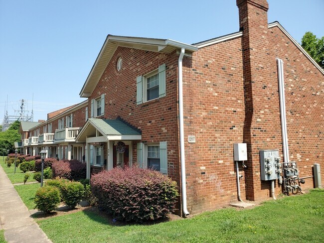 2 Bedroom Townhome walking distance to Plaza Midwood.