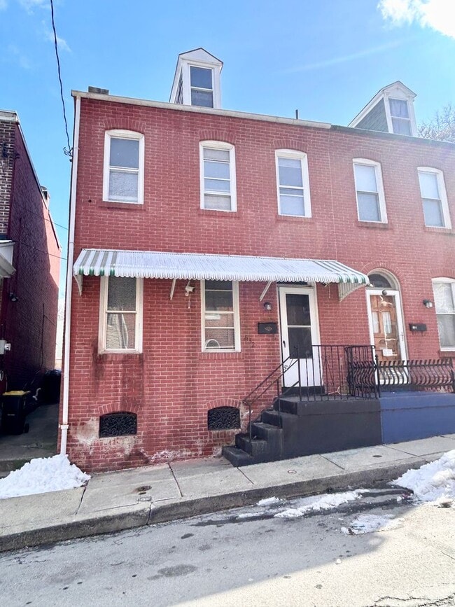 Building Photo - 3-Bedroom Home with Private Yard!