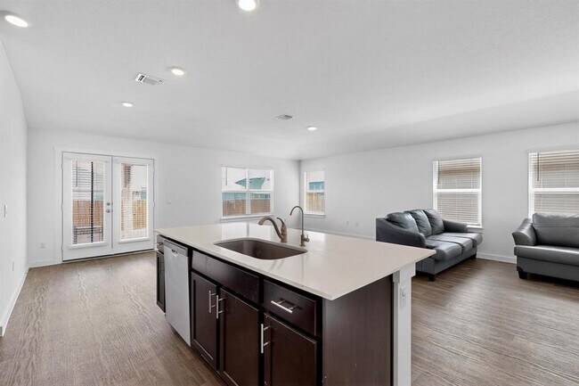 Photo - 322 Pedernales Ln
