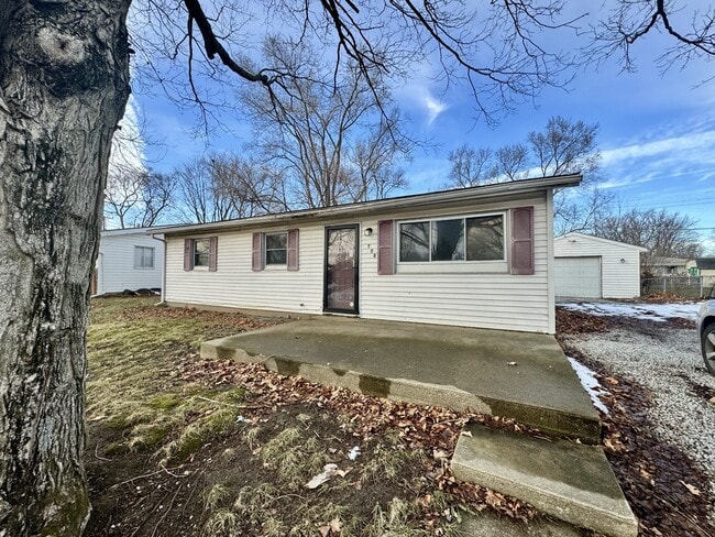 Building Photo - 708 Maumee Dr