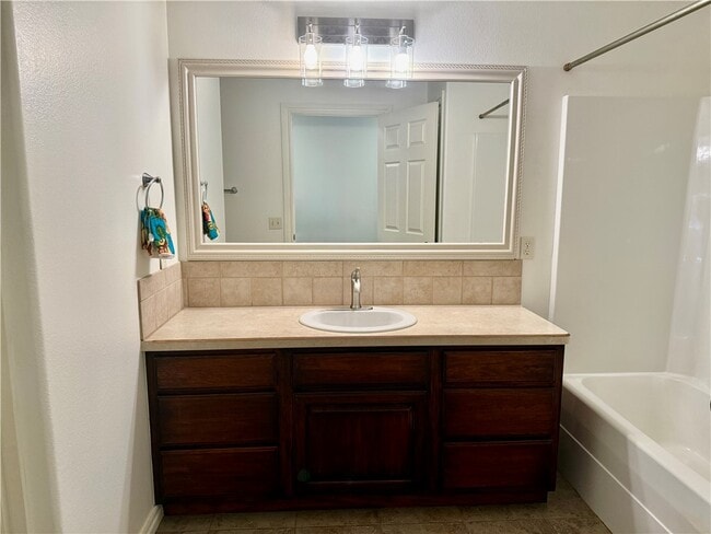 Building Photo - 305 Meadows Ct