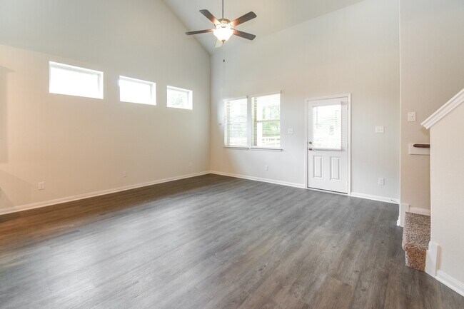 Photo - 321 Lk Wy Cir