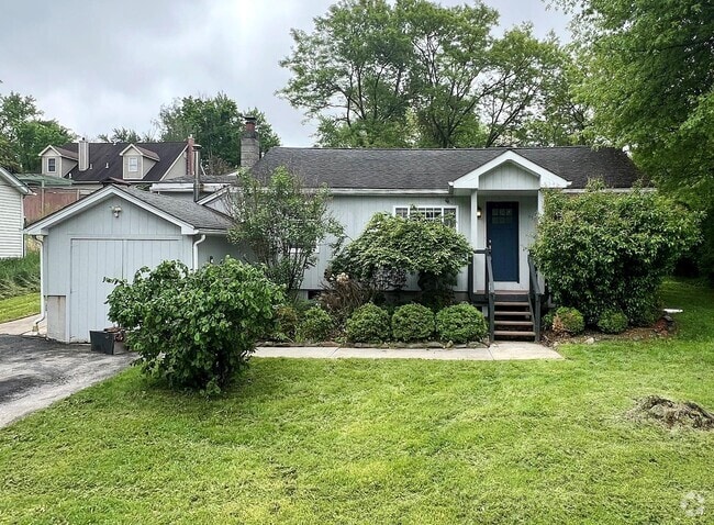 Building Photo - 453 Clove Rd Rental