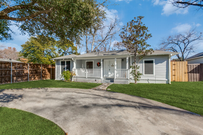 Beautifully renovated house in the coveted Bluffview neightborhood! Excellent walking and biking! - 8738 Glencrest Ln House