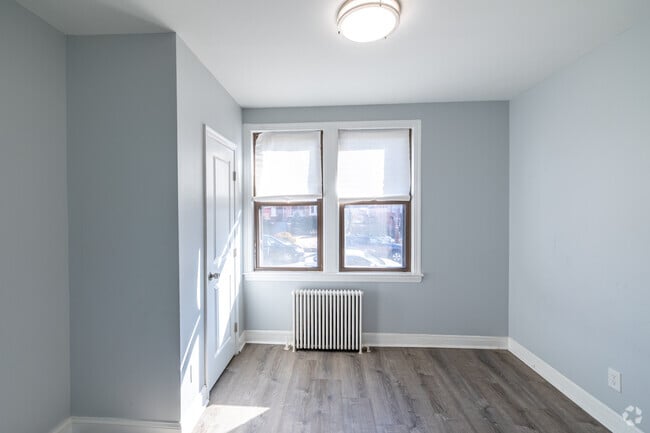 2BR, 1BA - 670SF - Second Bedroom