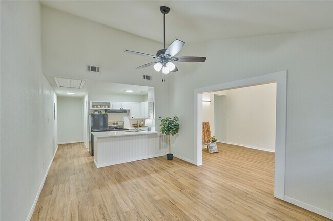 Photo - 31 Harbour Row Dr