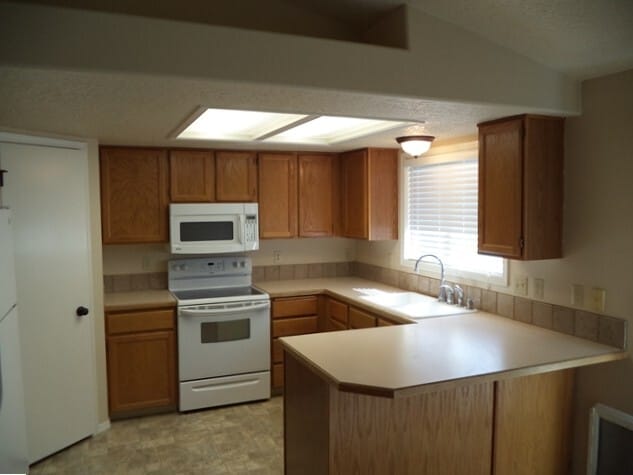 Photo - 609 Oxford Way