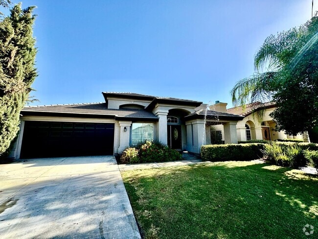 Building Photo - Make yourself at home in this delightful B...