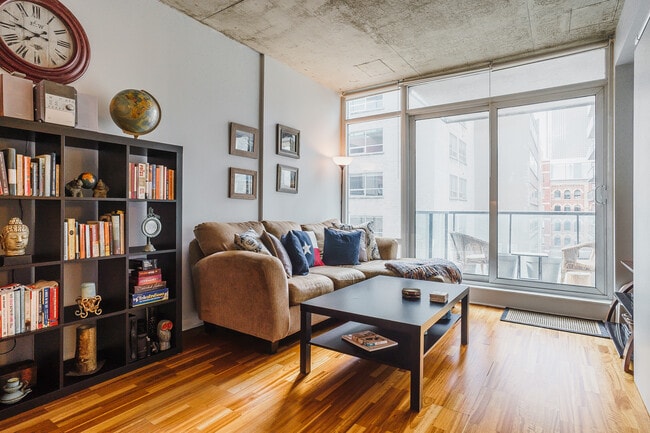 Photo - 333 Adelaide St E