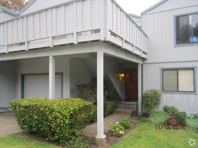 Building Photo - Scotts Valley Townhome with Garage!