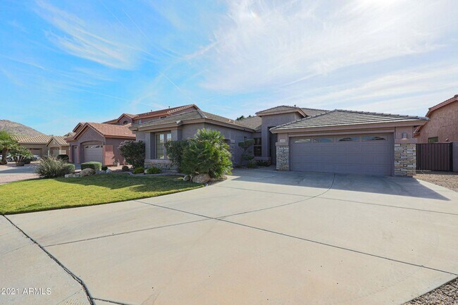 Photo - Gorgeous fully upgraded single level 4 bed home with private pool in North Peoria