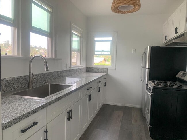 Building Photo - 1034 Hyperion Ave Rental