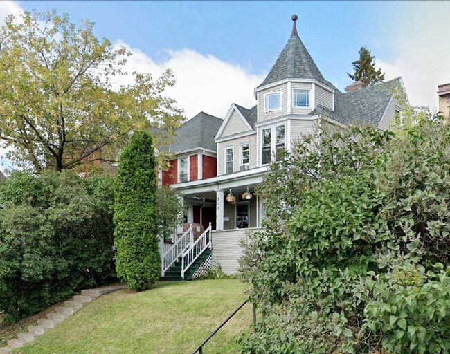 Building Photo - 909 E 5th St Unit 909 Lower