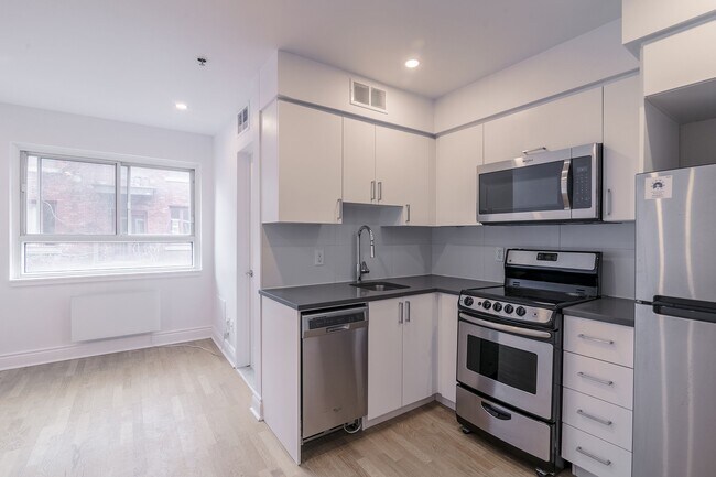 Photo - 25 Av des Pins O Unit 323