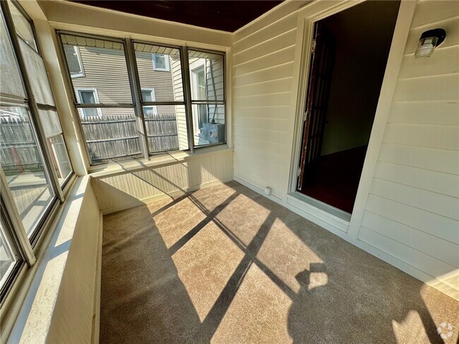 Building Photo - 235 E Elm St Rental