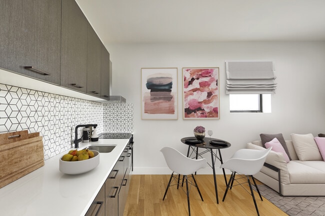 101 E 10th St
