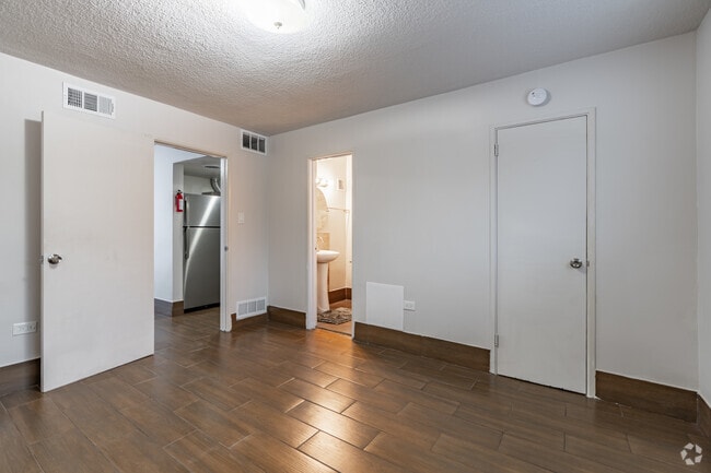 1BR, 1BA - 630SF - Bedroom
