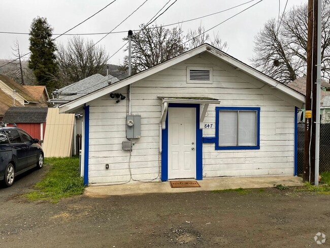 Building Photo - Studio Style Small House