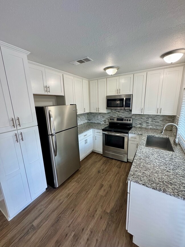 Photo - 3003 Lemmontree Ln