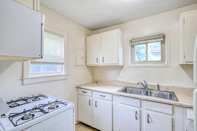 Photo - 1100 E Bernhard Ave