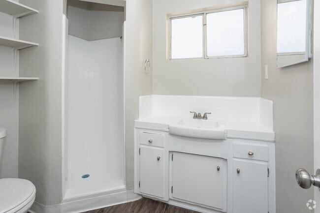 1BR, 1BA - 606SF - Bathroom