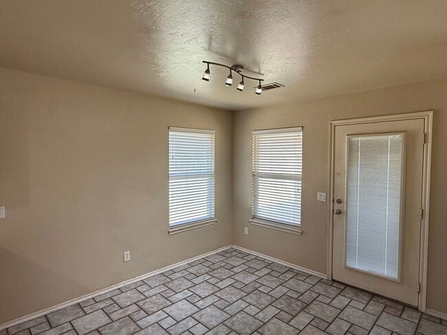 Photo - Great 3 Bed 2 Bath With Study In Edmond