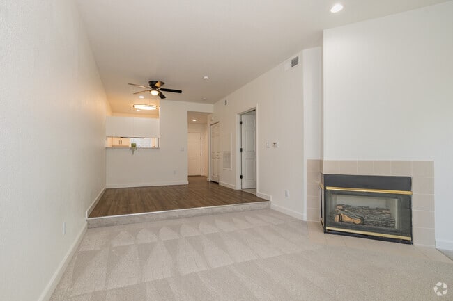 1BR, 1BA - 761SF - Living Room / Dining Room