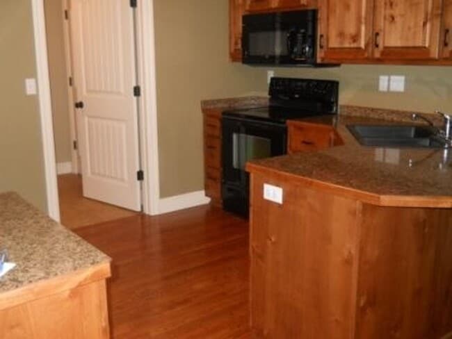 Photo - Beautiful 4 bedroom house in Battlefield!