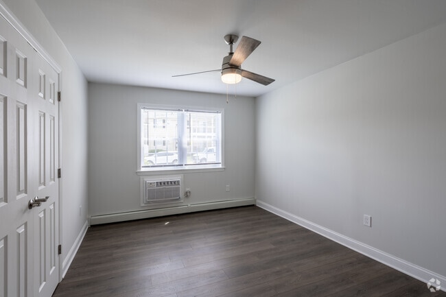 2BR 1BA - 880SF