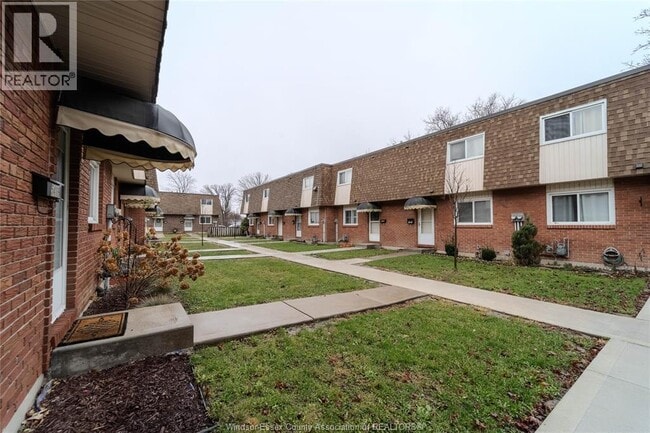 Photo - 5414 Lassaline Ave