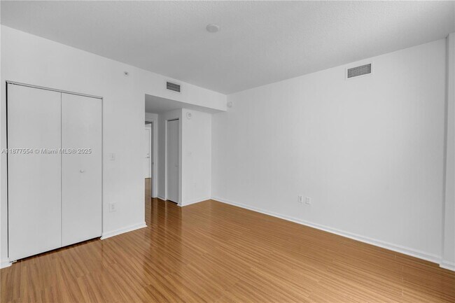 Photo - 18800 NE 29th Ave Unidad 230