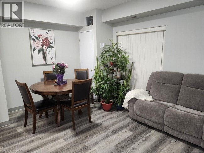 Photo - 736 Old Albert St Unité 102