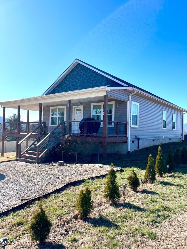 Building Photo - Charming 3 Bedroom 2 Bath home, Convenient NW Asheville location!