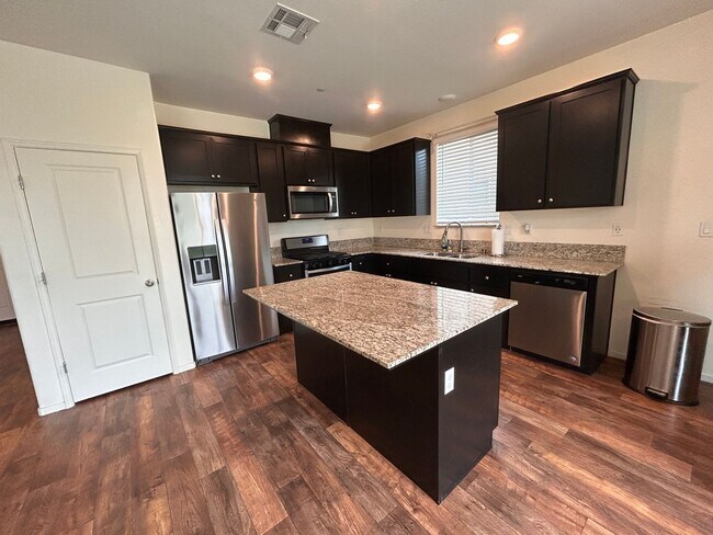 Photo - Don't miss this out 3 bedroom 2 bath with solar in Hanford!