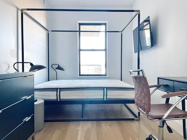 Building Photo - Furnished room/NOT APARTMENT