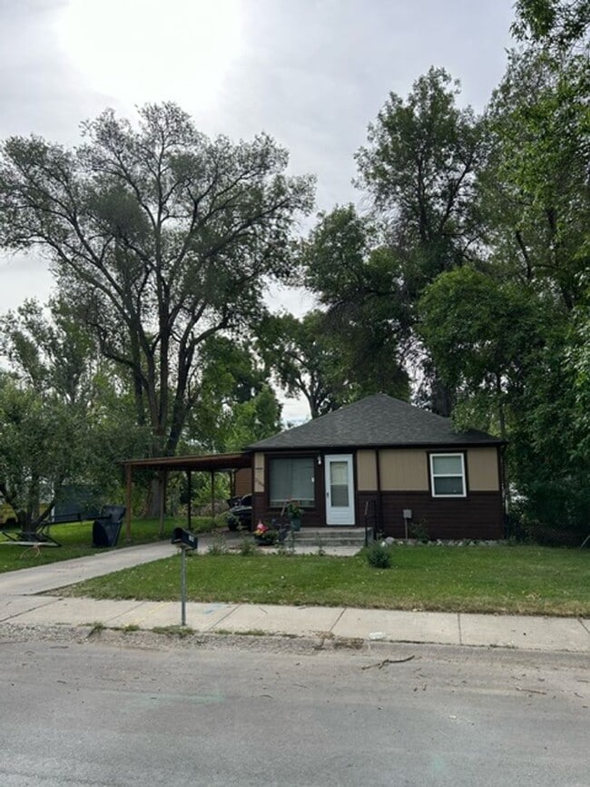 Building Photo - 2 bedrooms, 1 bath on large lot with garage