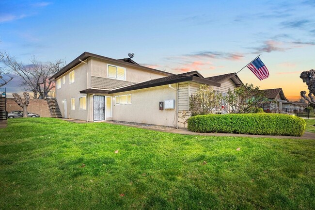 Remodeled 2 Bedroom Condo with Garage - Remodeled 2 Bedroom Condo with Garage
