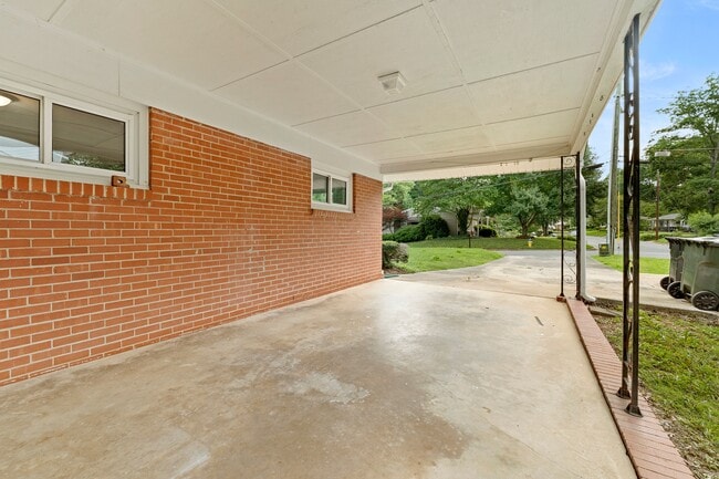 Photo - 548 Todd Dr NE