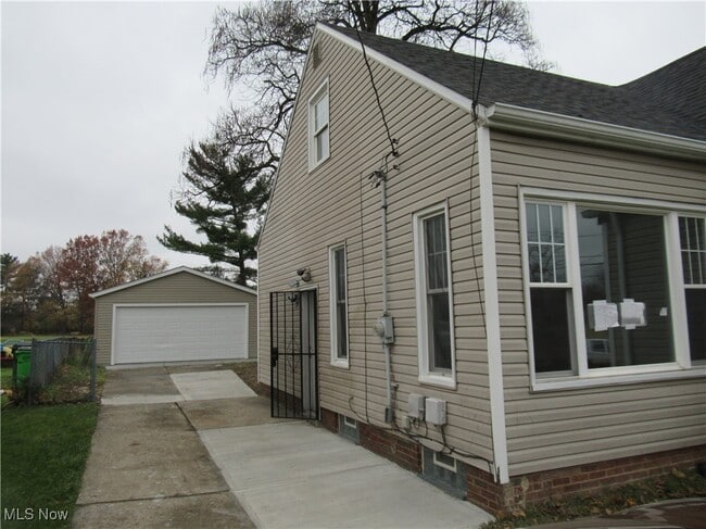 Photo - 4738 Lawrence Ave