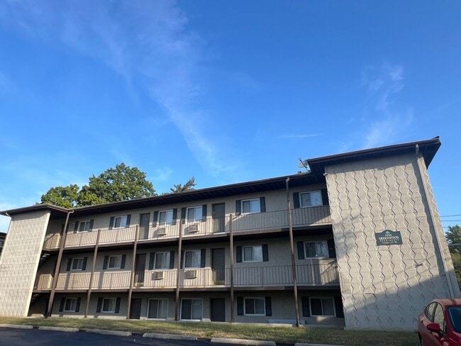 Building Photo - Cute, Affordable 1 Bedroom Apartment in Maplewood! Unit 3706 Greenwood Blvd  18