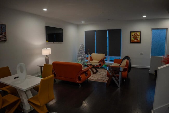 Building Photo - 1680 Memorial Dr SE Unit ID1388269P