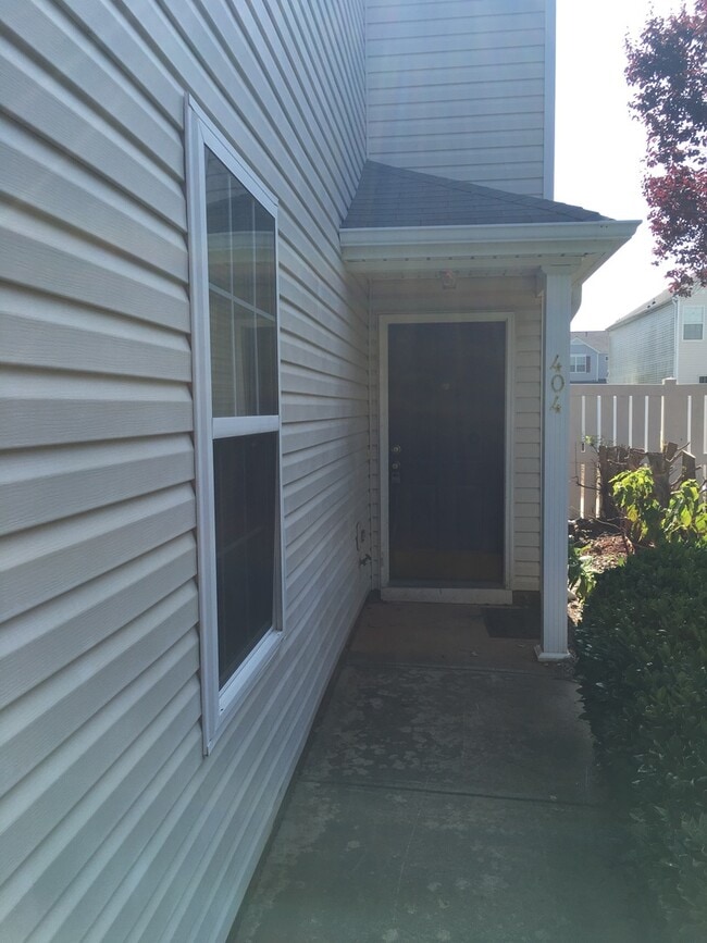 Photo - 404 Commons Dr