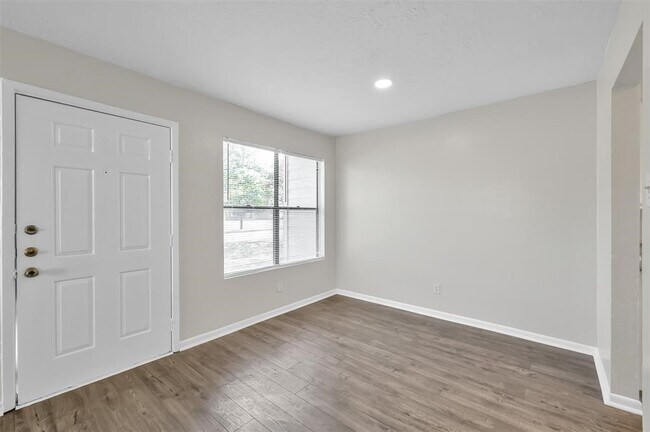Photo - 900 Holly Dr