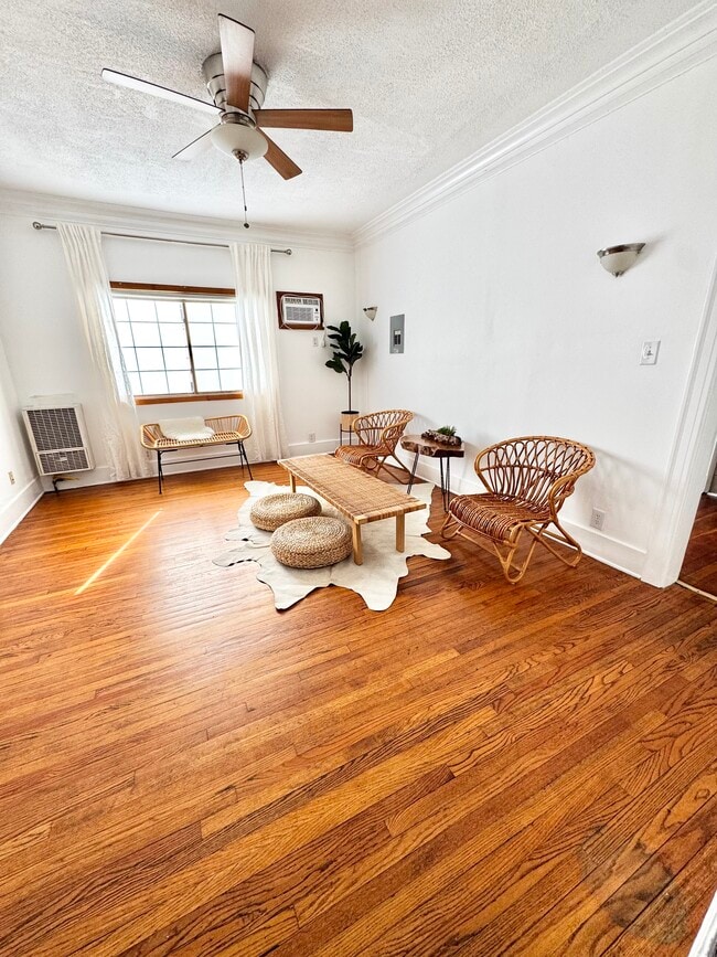 Building Photo - 1758 Winona Blvd Unit 3