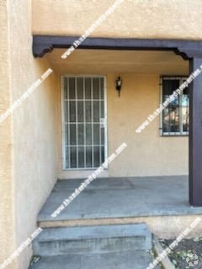 Building Photo - 2 bedroom,  1 bath close to CNM Rental