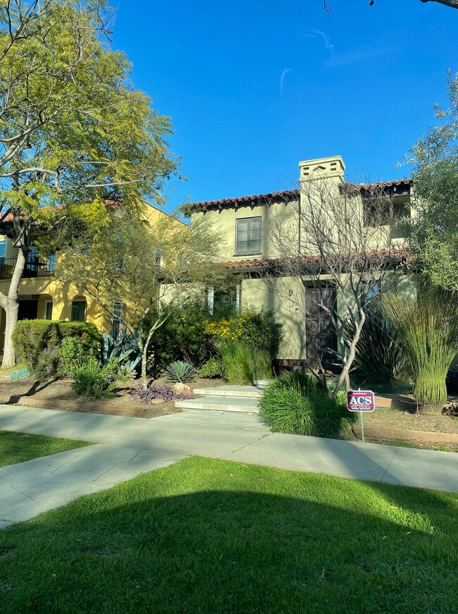 Building Photo - 1326 S Stanley Ave