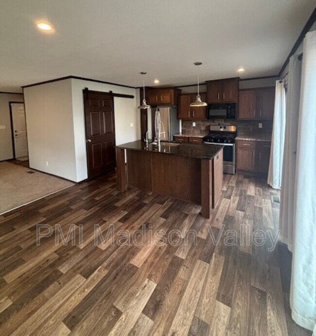 Photo - 707 Washington St