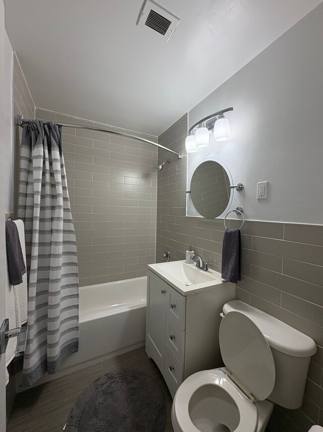1 Bedroom - Bathroom - Carolyn Court